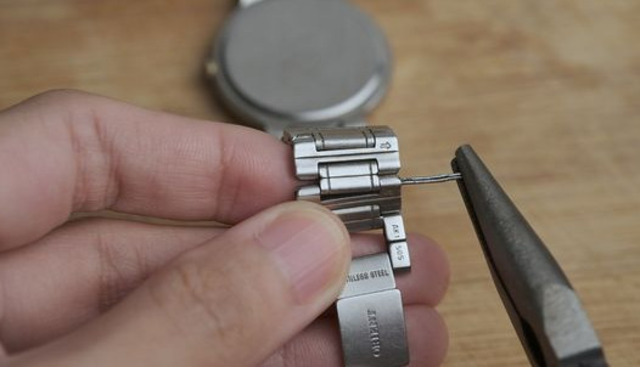 Đảm bảo tháo từng mắt dây đồng hồ kim loại và thử lên tay.