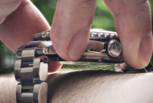 Dây đồng hồ bị rộng làm trải nghiệm đeo dây hằng ngày.