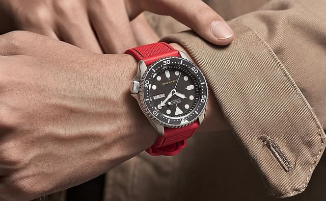 Dây đồng hồ Q&Q cao su phù hợp tham gia các hoạt động thể thao.