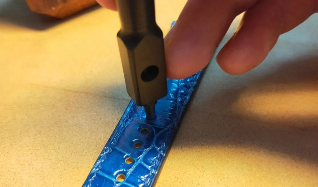 Hướng dẫn đục lỗ dây đồng hồ da chuẩn dẹp.