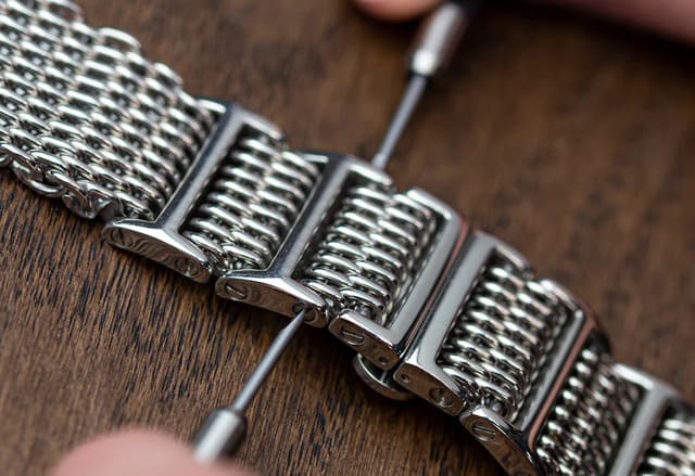 Thực hiện điều chỉnh dây đồng hồ kim loại bị rộng.