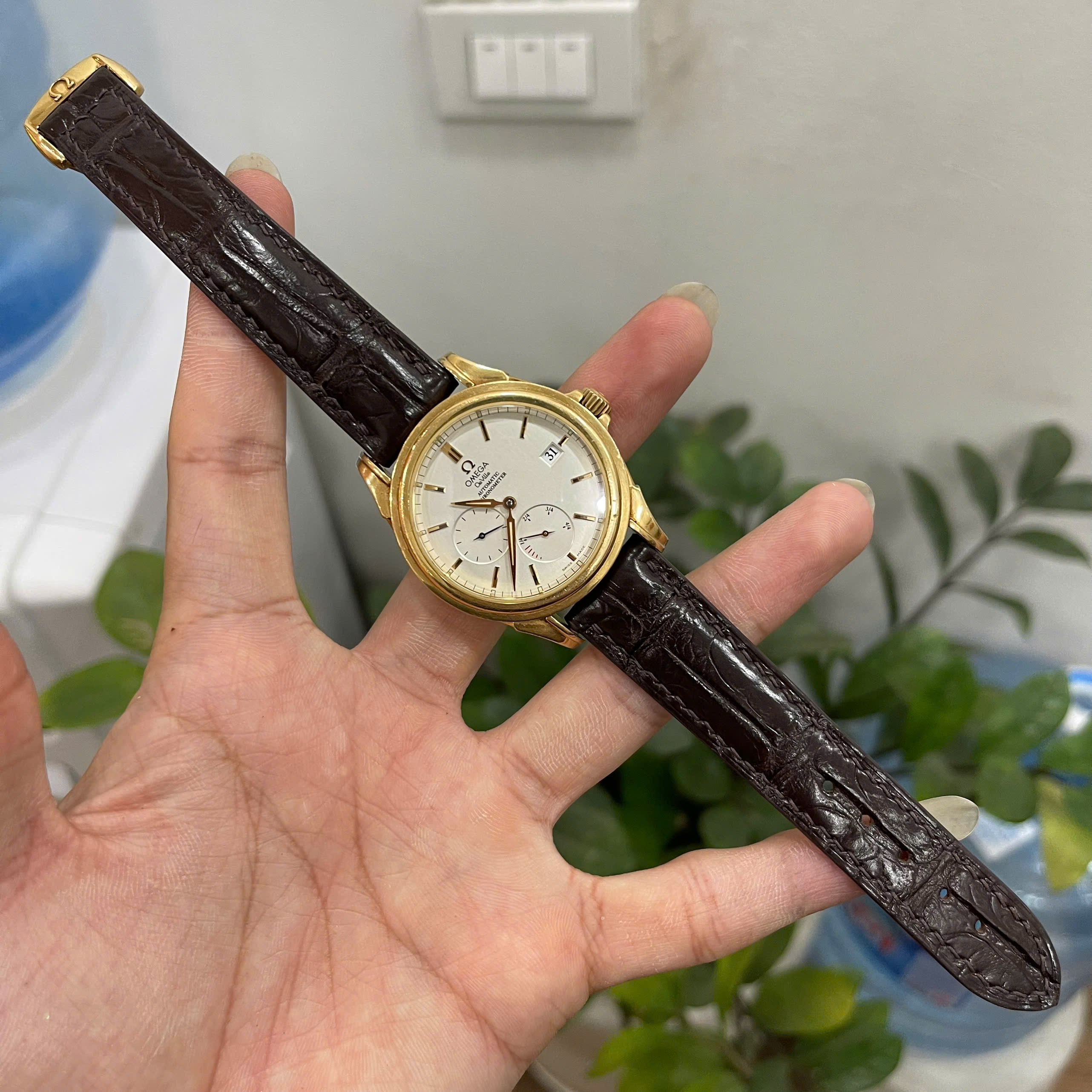 Da cá sấu cao cấp màu nâu – nâng tầm Omega De Ville Prestige