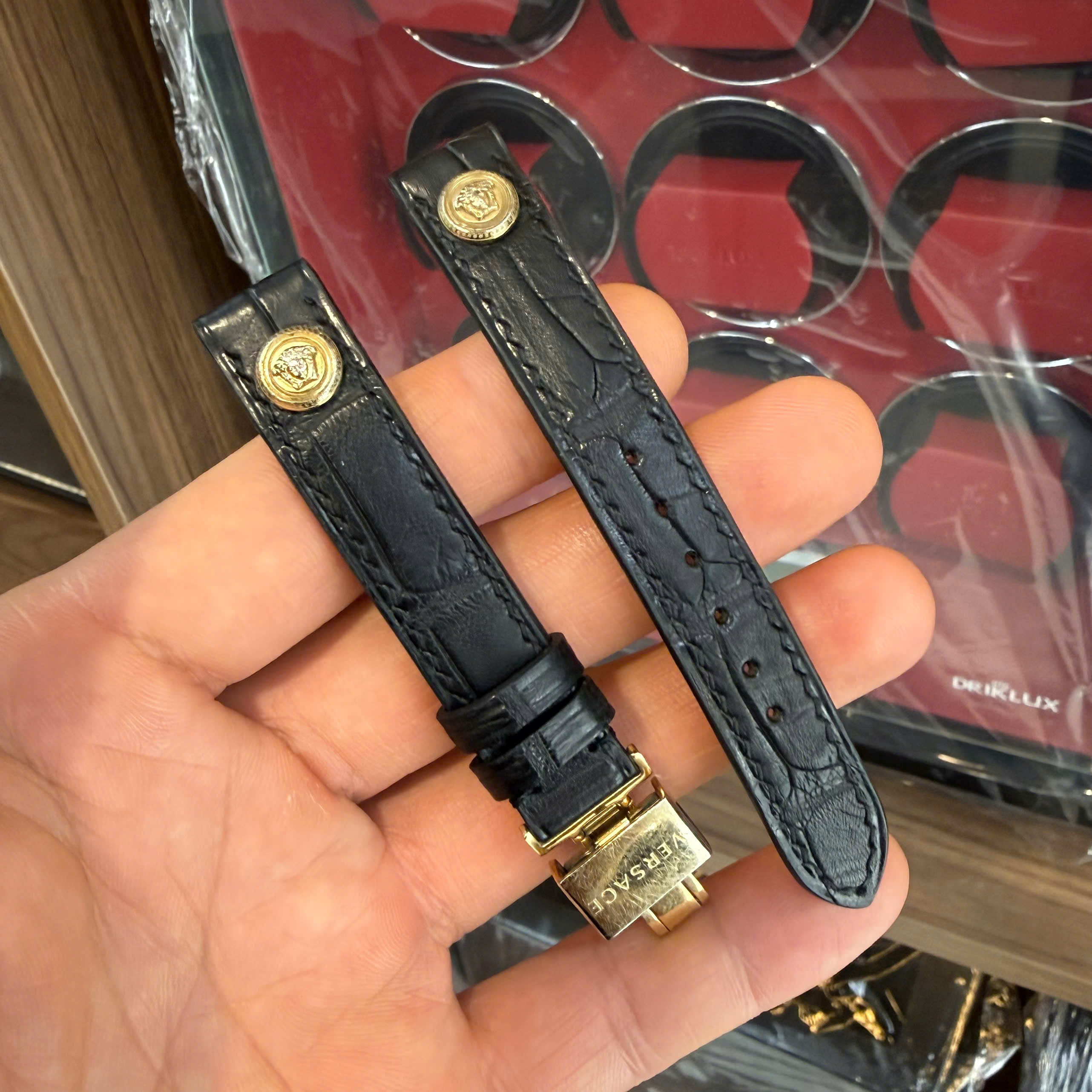 Thay Dây Da Cá Sấu Màu Đen Versace Cao Cấp – Giữ Trọn Đẳng Cấp Nguyên Bản