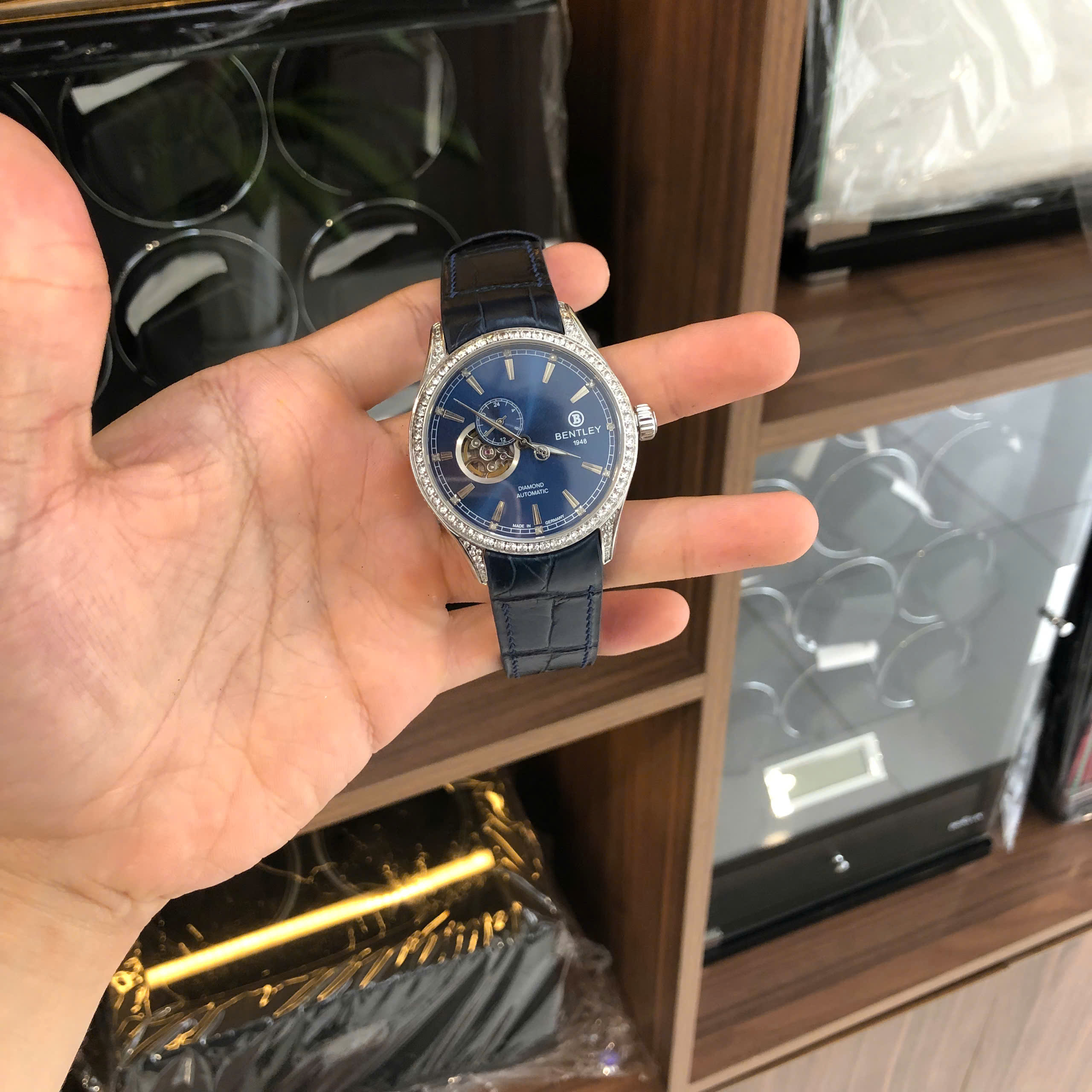 Thay Dây Da Cá Sấu Thủ Công Cao Cấp Cho Bentley BL1784 – Thiết Kế Chuẩn Form Hãng Ôm Sát